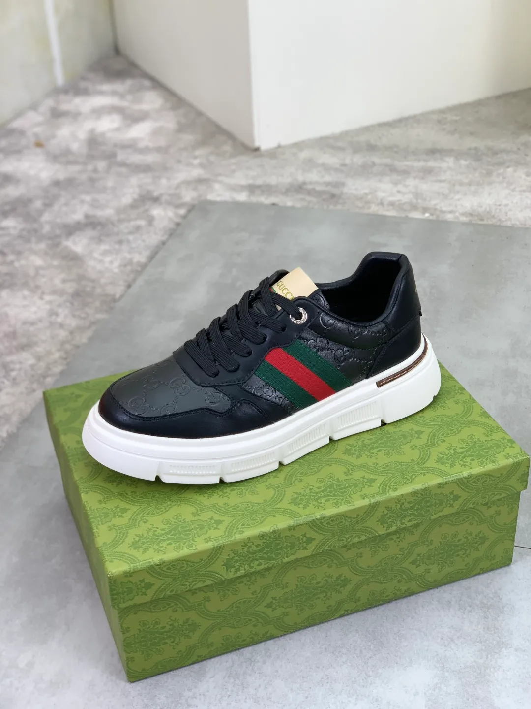 Men's shoes 💰P400💰[New style]🆘 The latest model from Gucci GUCCI official website🎁Classic casual and fashionable men's shoes👟Best model💥The style is simple and elegant, exclusive for trendy men. Unique official website latest brand elements👑Gucci original decoration, fashionable and generous, original soft calfskin fabric➕Comfortable soft first-layer pigskin lining ✅The official website specifies wear-resistant casual outsole, the classic model is photographed in real life🎬Color: 2️⃣colors available😍Number of codes: 38-44